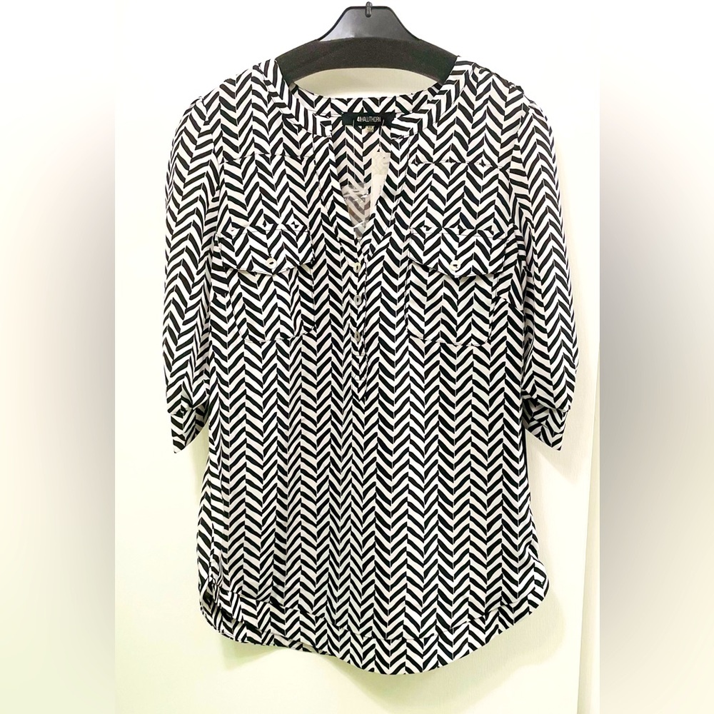 Black and White Top with Cute 3/4 Sleeve Detail - See Pics!  Size XS